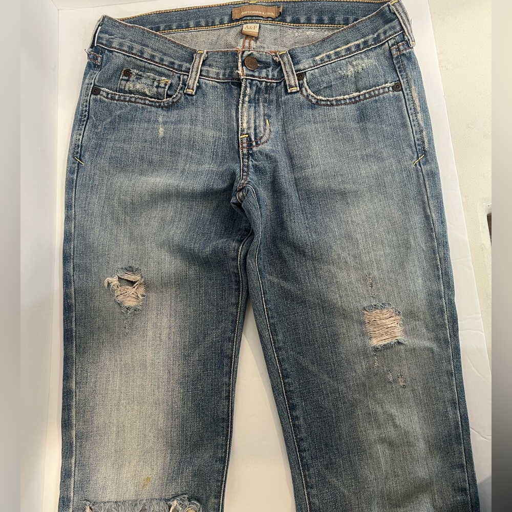 Abercrombie & Fitch Low Rise Straight Leg Women’s Jean, Light Wash, Size: 0L